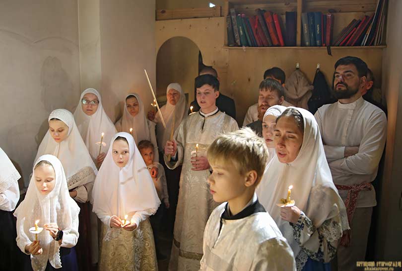 Поют клироса на Пасху в Барнауле