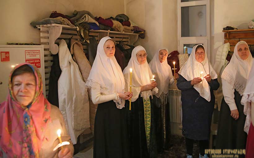 Женщины на Пасху в Барнауле