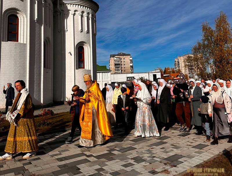 Крестный ход на престольный праздник Покрова у Покровского храма в Барнауле