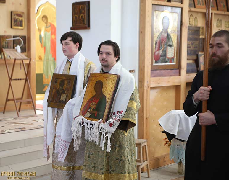 Участники крестного хода несут святые образа в праздник Покрова в Барнауле