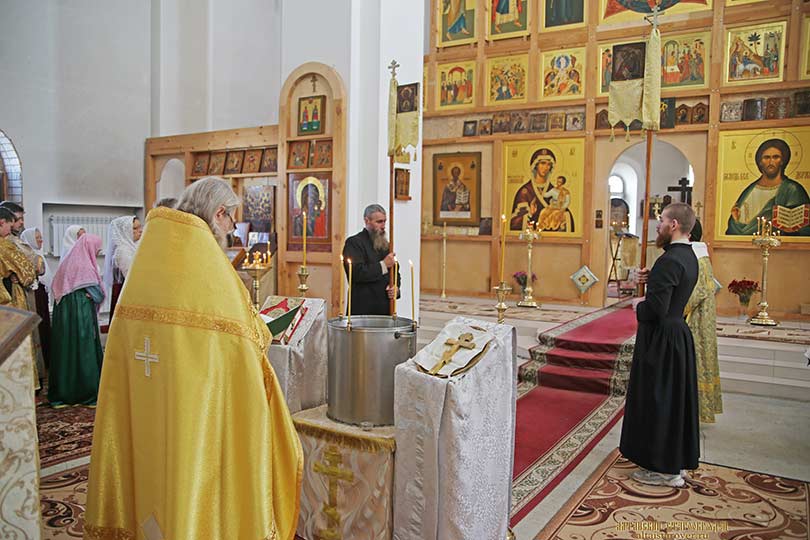Водосвятный молебен на престольный праздник Покрова в Покровском храме Барнаула