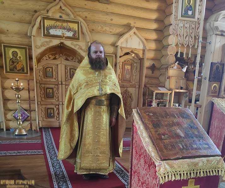 Иерей Василий Андреев в старообрядческом храме Горно-Алтайска