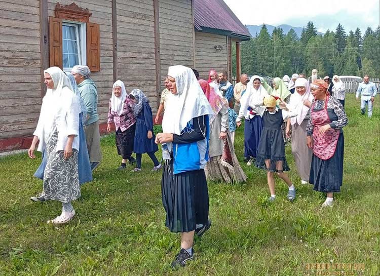 Вокруг здания старообрядческой церкви в Замульте