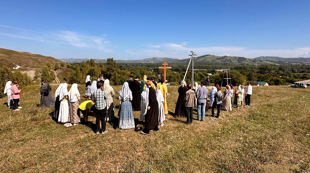 Молебен с митрополитом на месте старообрядческого храма в селе Ая