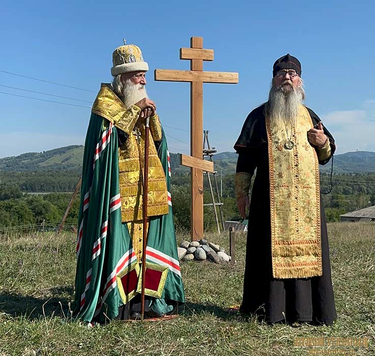 Митрополит Корнилий (Титов) с епископом Савой (Чаловским) на месте старообрядческого храма в селе Ая