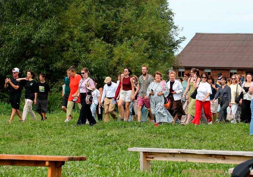Посетители на старообрядческой ярмарке