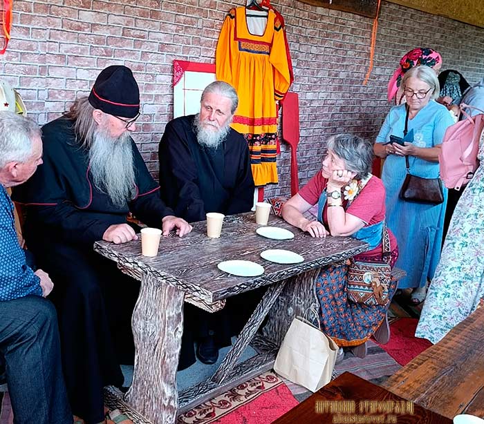 Епископ Сава (Чаловский) беседует в Верхнем Уймоне