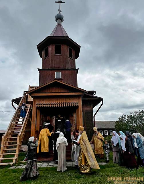 Престольный праздник в Залесово: вход в Никольскую церковь