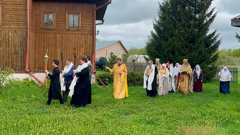 Престольный праздник в Залесово: посолонь вокруг храма
