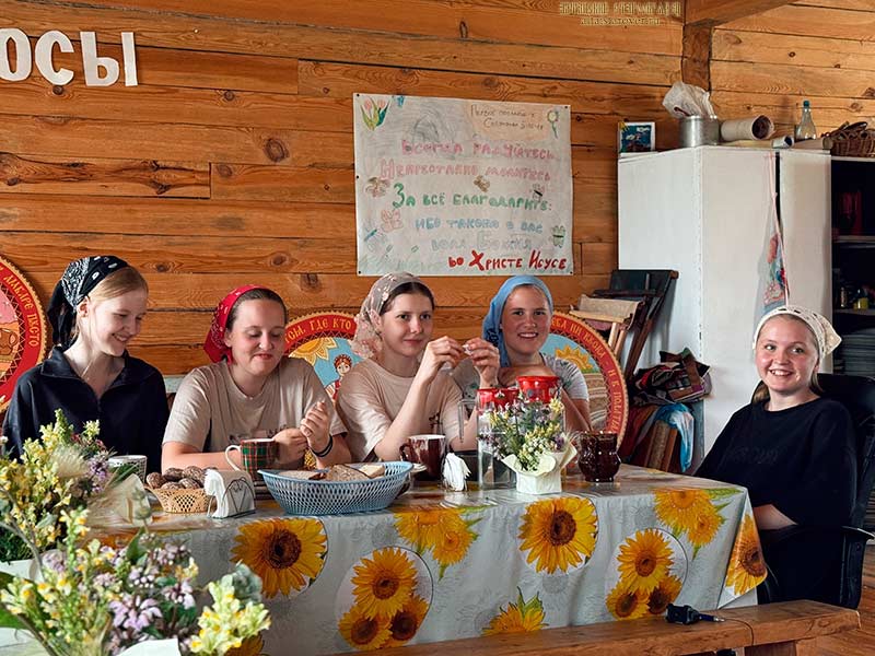 Молодежная смена в Залесово - девицы на конкурсе